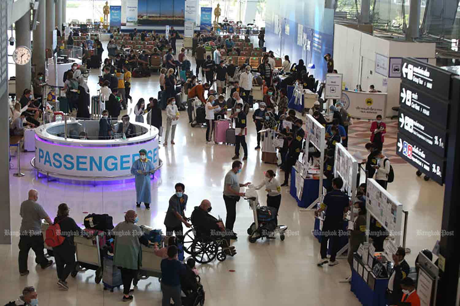 International passengers arrive at Suvarnabhumi airport on Dec 20. (File photo: Varuth Hirunyatheb)