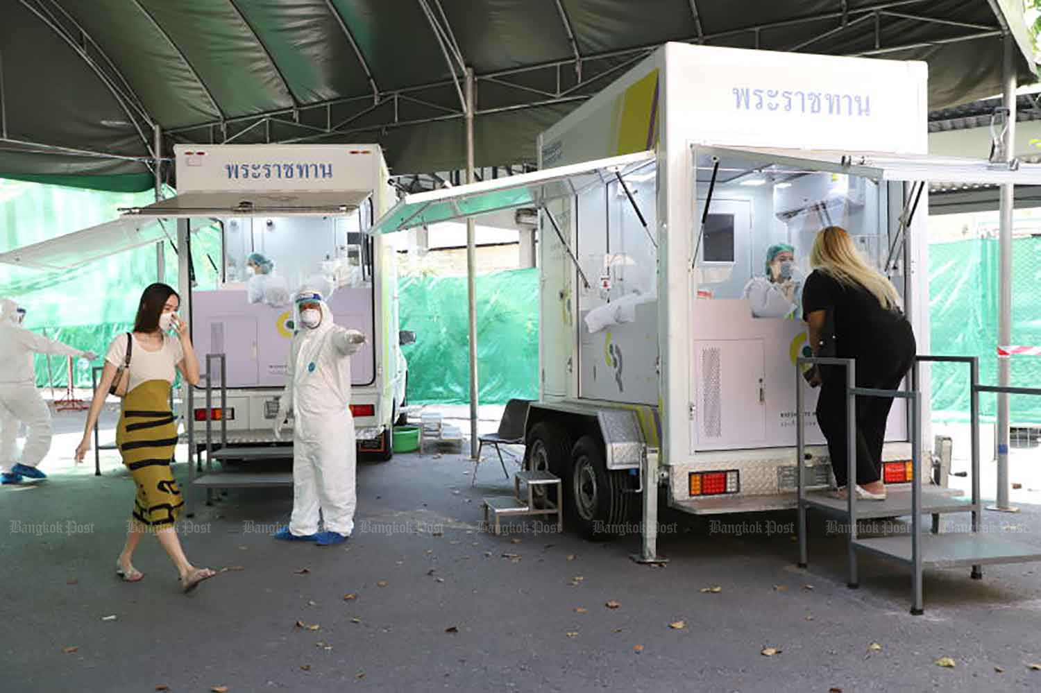 A woman seeking a Covid-19 test is directed to a royally donated mobile laboratory stationed at the Royal Thai Army Medical Department in Bangkok on Tuesday. (Photo: Arnun Chonmahatrakool)