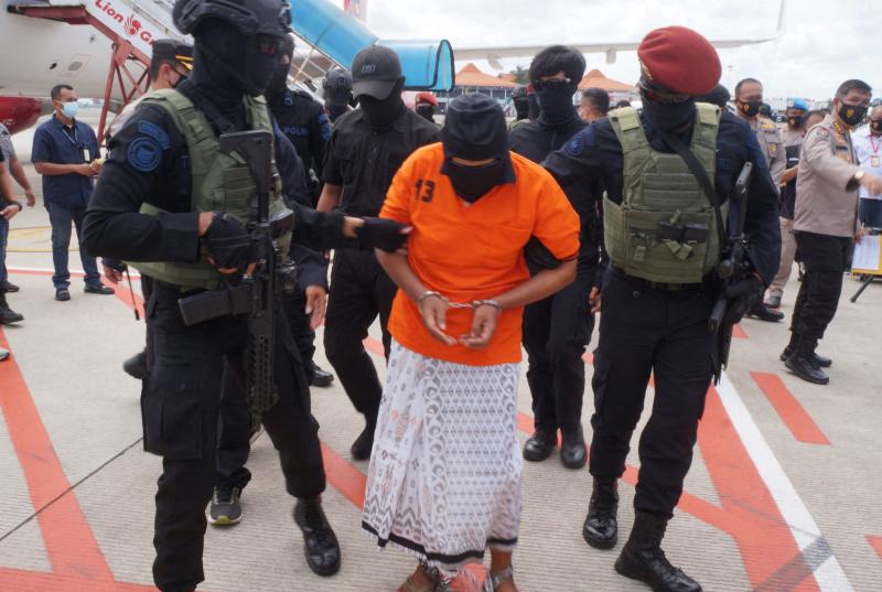 This file photo taken on Dec 16, 2020 shows police escorting Zulkarnaen, a senior leader of the Al-Qaeda-linked Jemaah Islamiyah (JI), who had been on the run for his alleged role in the 2002 Bali bombings, upon arrival at Jakarta’s Soekarno-Hatta International Airport in Tangerang. (AFP) This file photo taken on Dec 16, 2020 shows police escorting Zulkarnaen, a senior leader of the Al-Qaeda-linked Jemaah Islamiyah (JI), who had been on the run for his alleged role in the 2002 Bali bombings, upon arrival at Jakarta’s Soekarno-Hatta International Airport in Tangerang. (AFP)