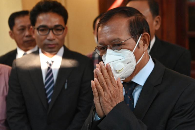 Kem Sokha (right), former leader of the now-dissolved Cambodia National Rescue Party (CNRP), speaks to the media at his home before going to Phnom Penh Municipal Court for the resumption of his trial on treason charges in Phnom Penh on Wednesday. (AFP photo) Kem Sokha (right), former leader of the now-dissolved Cambodia National Rescue Party (CNRP), speaks to the media at his home before going to Phnom Penh Municipal Court for the resumption of his trial on treason charges in Phnom Penh on Wednesday. (AFP photo)