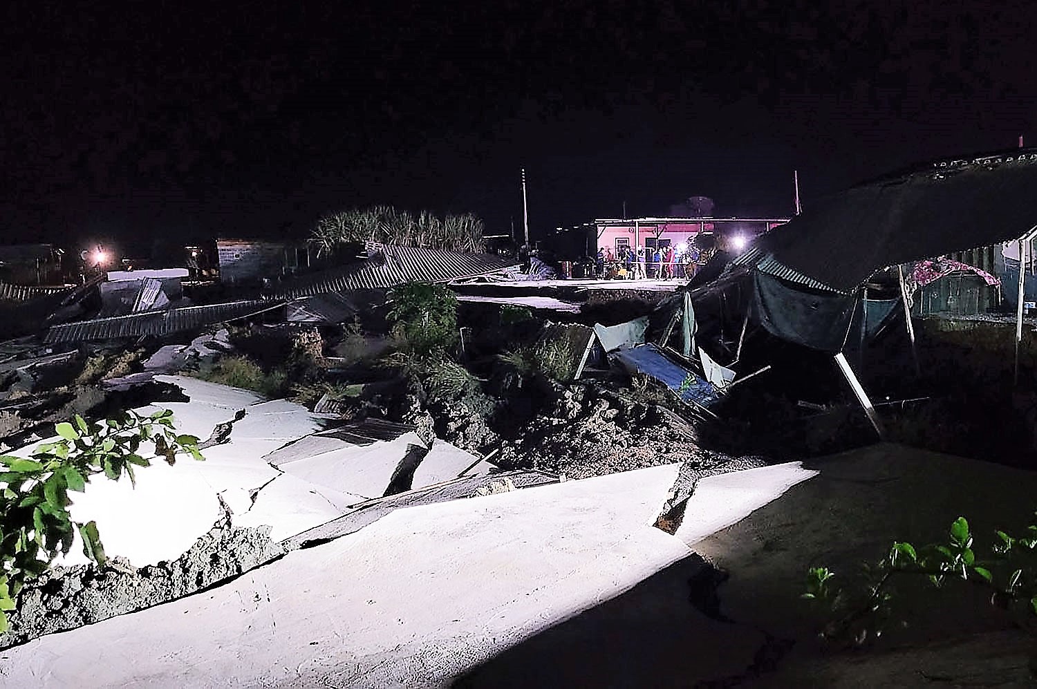 Houses along Khlong Bang Hia in Bang Phli district of Samut Prakan collapsed into the canal on Thursday night. Residents fled. There were no casualties. (Photo: Sutthiwit Chayutworakan)