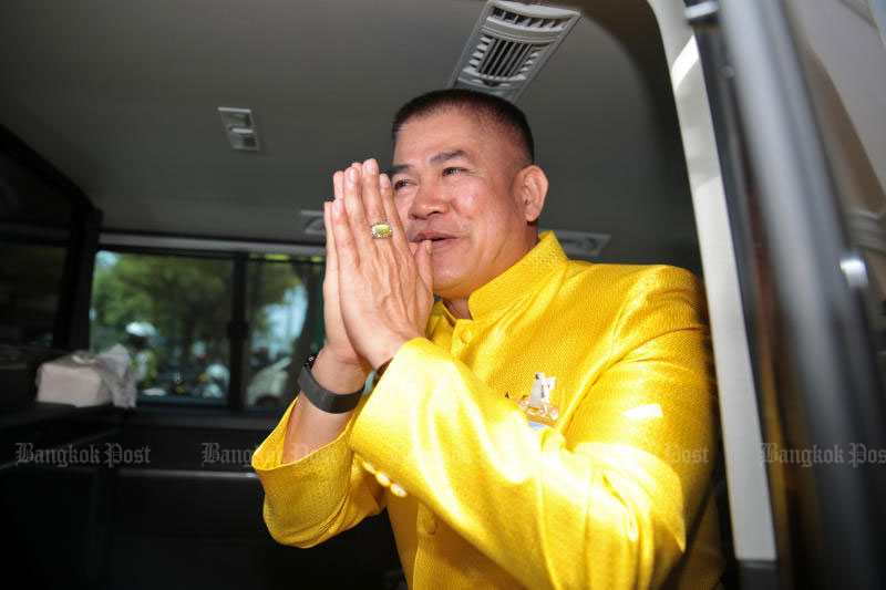 Thamanat Prompow returns a wai to reporters at Government House on Sept 10 2019, when he was still deputy minister for agriculture and cooperatives. (File photo: Chanat Katanyu)