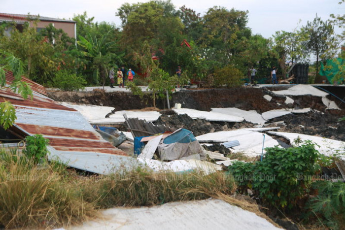 Houses collapse into canal - Vimarsana News