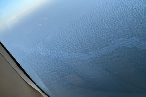 An oil slick off the Chumphon coast in the Gulf of Thailand is seen from a Royal Thai Navy plane on Sunday.