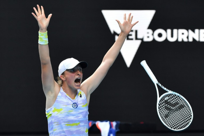 Swiatek, Collins beat heat to reach semis, Medvedev needs cool head