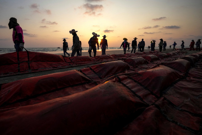 Workers race to keep oil from Rayong shores - Vimarsana News