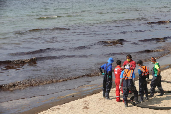 Efforts to remove oil sludge from Rayong shoreline - Vimarsana News
