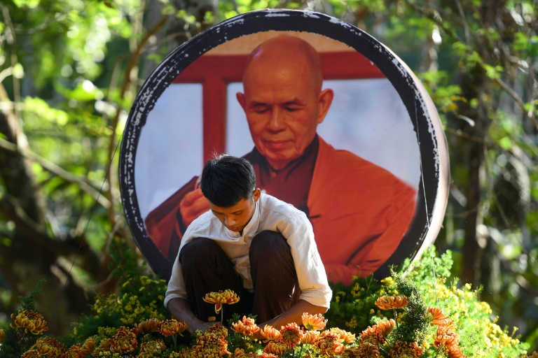 Vietnamese bid farewell to father of mindfulness