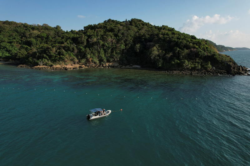 A boat is seen near Ao Phrao on Koh Samet in Rayong on Monday following oil spills caused by a leak from an undersea pipeline off the eastern province. (Reuters photo)