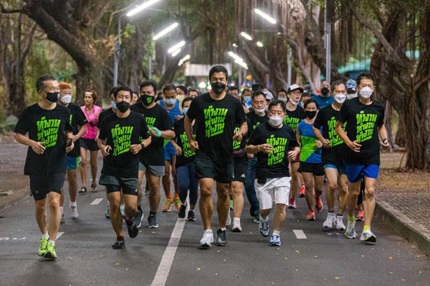 Independent candidate Chadchart Sittipunt joins runners at Tio Chew Park in Sathon district of Bangkok on Jan 22, 2022. (Photo: Chadchart Sittipunt Facebook account)