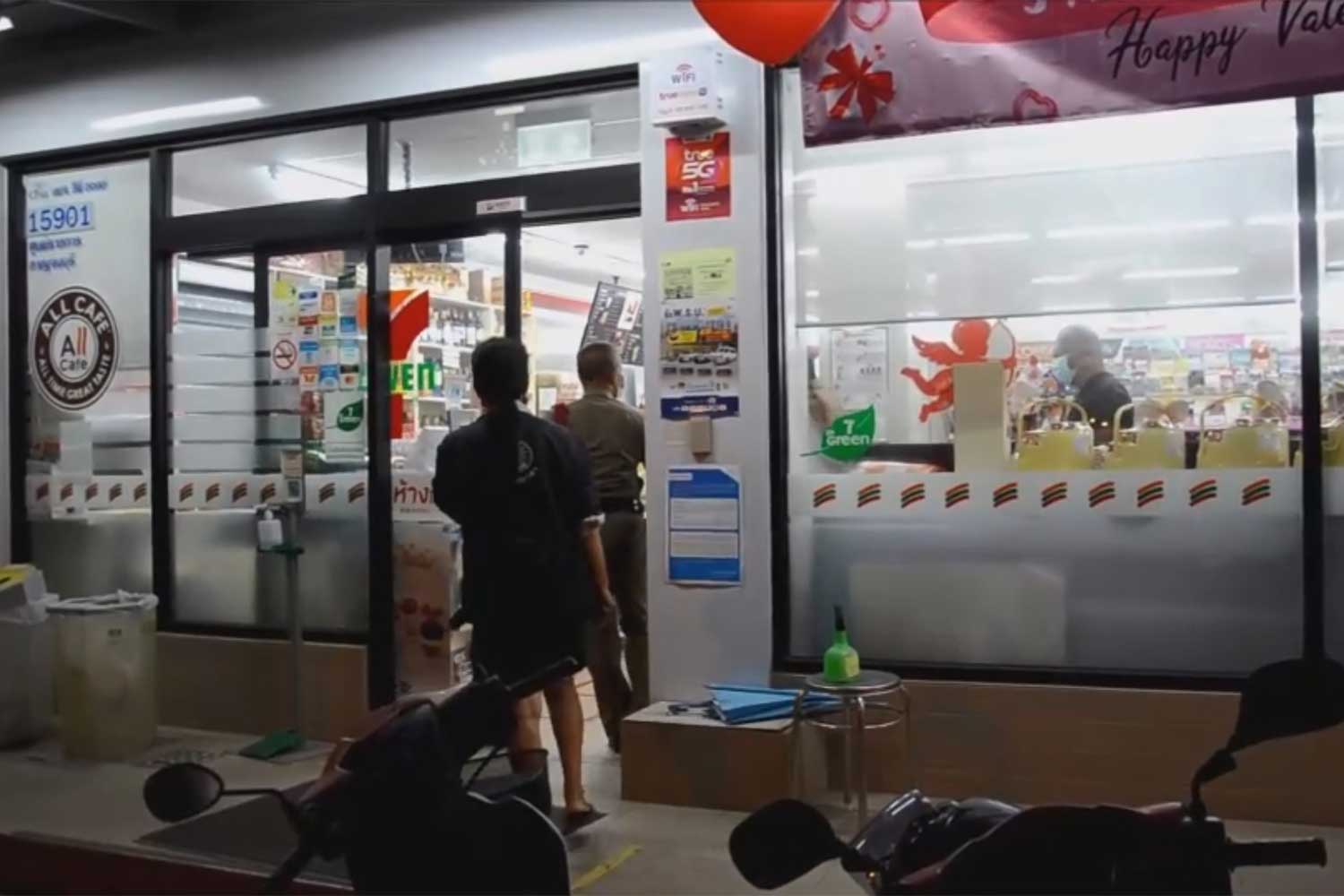 Police inspect the 7-Eleven store in Muang district, Kanchanaburi province, that was  robbed shortly before 5am on Thursday. (Photo: Piyarat Chongcharoen)