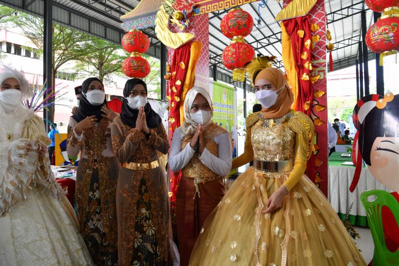 Students wear face masks to prevent the Covid-19 spread and dress up in costume as they take part in ceremonies marking the founding of Narathiwat Rajanagarindra University in Narathiwat province on Thursday. (AFP photo)