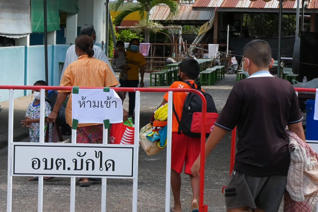 Coronavirus-infected students enter a community isolation centre at Ban Run School in Phanom Dong Rak district of Surin province on Monday. (Photo: Nopparat Kingkaew)