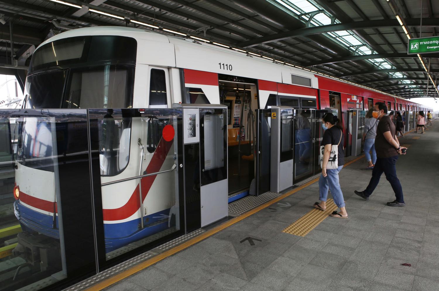 Commuters wait to board a train at Khu Khot station on the Green Line in Pathum Thani province. (Bangkok Post file photo)