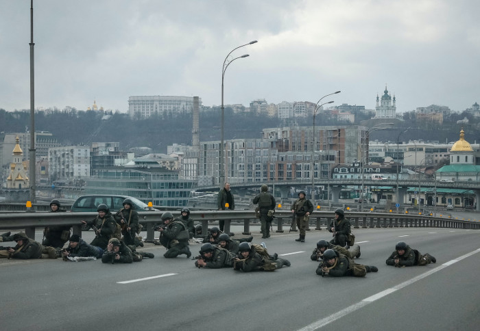 Fierce street battle as first Russian troops hit Kyiv - Vimarsana News