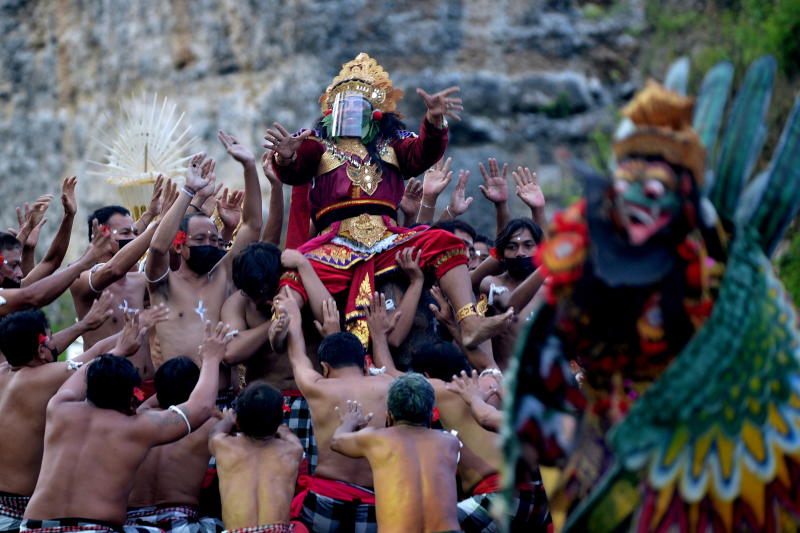 Artists perform the Garuda Wisnu Kencana Kecak Dance performance at the Garuda Wisnu Kencana park (GWK) as an attraction for tourists visiting GWK during the Christmas and New Year holidays in Badung, Bali, Indonesia, on Dec 26, 2021. (Photo: Reuters)