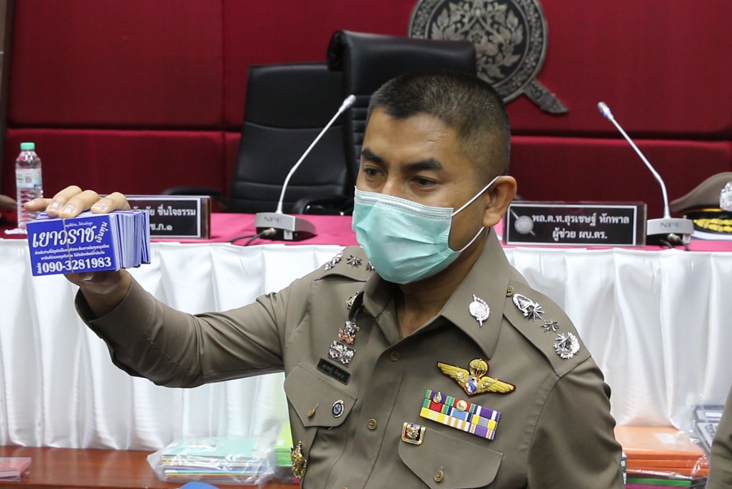 Assistant national police chief Surachate Hakparn shows a stack of business cards used by a loan shark, at Thursday's press conference in Khon Kaen. (Photo: Chakrapan Natanri)