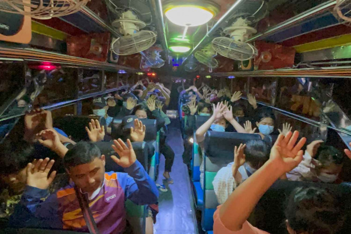 53 illegal job seekers arrested on bus - Vimarsana News
