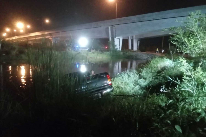 GPS guides pickup driver into canal, 5 swim to safety - Vimarsana News