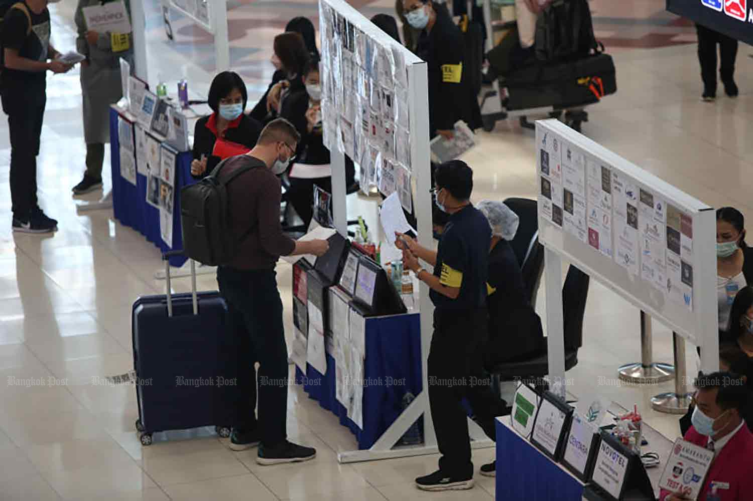 Visitors undergo arrival procedures at Suvarnabhumi airport. (Photo: Varuth Hirunyatheb)