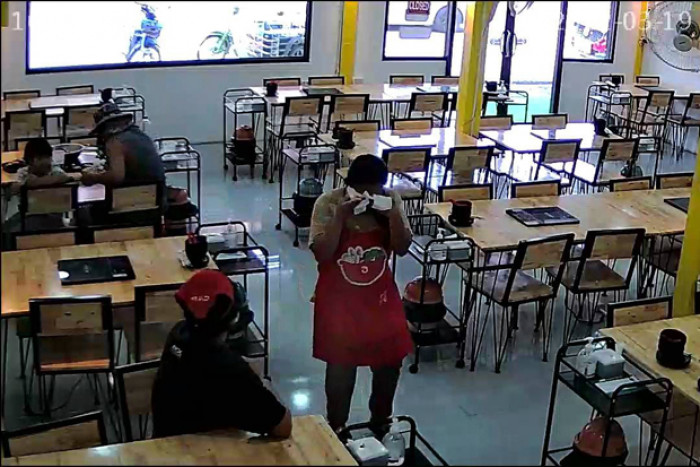 Restaurant's priceless birthday gift for poor man's daughter goes viral - Vimarsana News