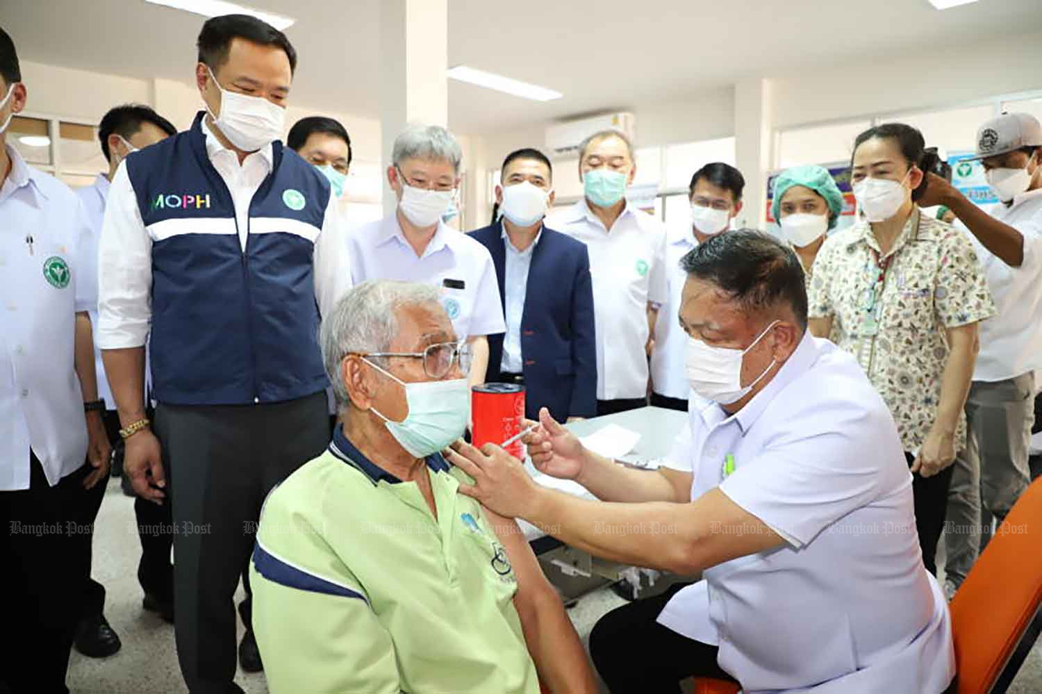 Public Health Minister Anutin Charnvirakul, left, inspects Covid-19 vaccination for elderly people in Pakkret district, Nonthaburi, on March 15. (Photo: Pattarapong Chatpattarasill)