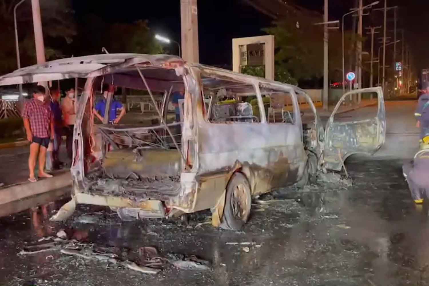 The fire-gutted van on the frontage road alongside Thepparat road in Bang Phli district, Samut Prakan, on Tuesday night. (Photo: Sutthiwit Chayutworakan)