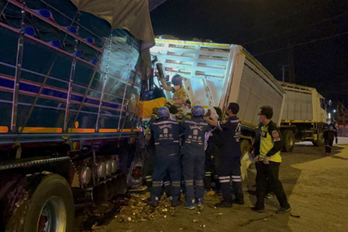 Bangkok Post - 2 trailer trucks collide, 1 driver killed