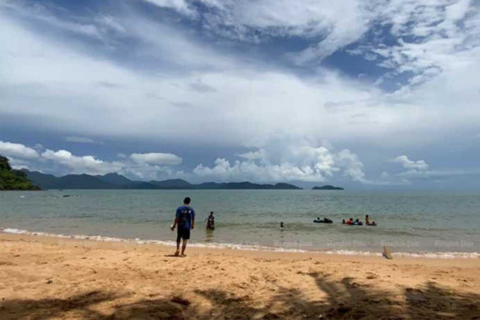 Fish stabs man in neck - Vimarsana News