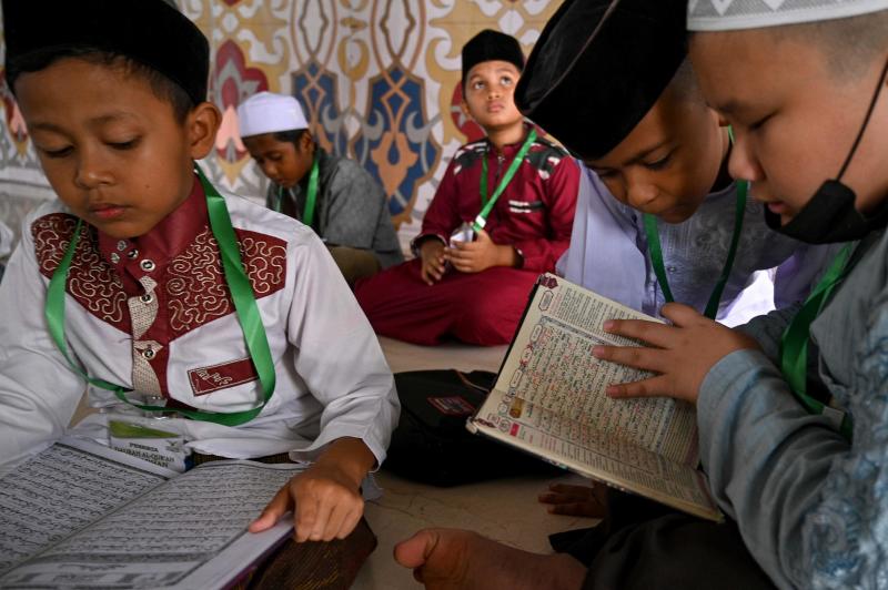 Children read copies of the Koran at the Baitussalihin mosque in Banda Aceh, Indonesia on Monday, as Muslims worldwide start the holy month of Ramadan. (Photo by AFP) Children read copies of the Koran at the Baitussalihin mosque in Banda Aceh, Indonesia on Monday, as Muslims worldwide start the holy month of Ramadan. (Photo by AFP)