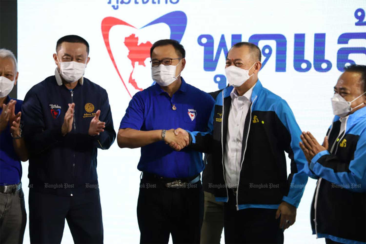 Bhumjaithai Party leader Anutin Charnvirakul, centre, party MPs and guests attend the party's 14th anniversary at its head office in Bangkok's Chatuchak district on Wednesday. (Photo: Varuth Hirunyatheb)