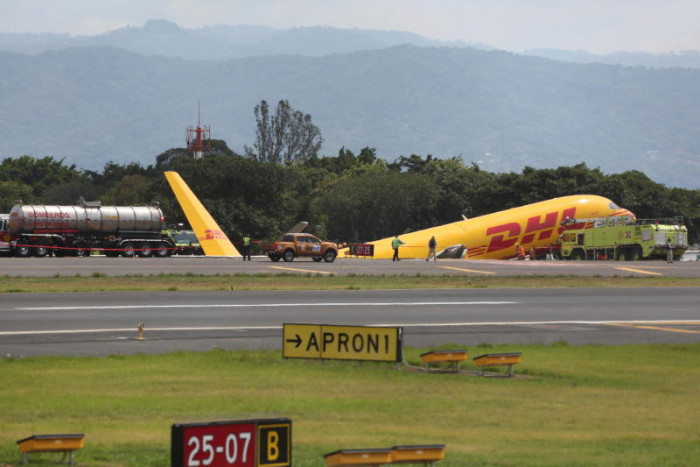 Plane breaks in two during landing in Costa Rica - Vimarsana News