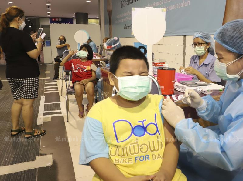 A boy is inoculated during a vaccination programme offered to children between the ages of six and 11 at Central  Chaengwattana shopping centre, Nonthaburi province, on March 22, 2022. (Photo: Pattarapong Chatpattarasill)