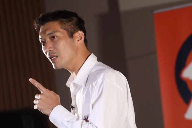 Progressive Movement leader Thanathorn Juangroongruangkit reacts during political campaigning on Wednesday for Pattaya governor candidate Kittisak Nilwattanathochai. (Photo from @Thanathorn_FWP Twitter account)
