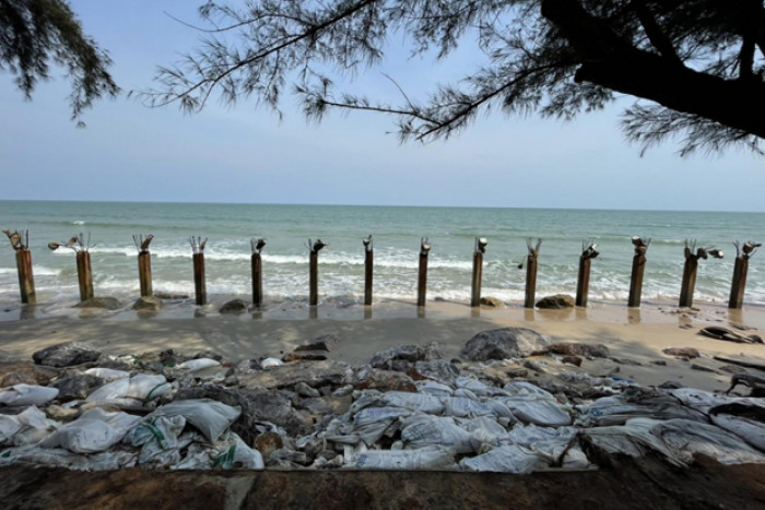 Activists battle to save beaches from sea dykes - Vimarsana News