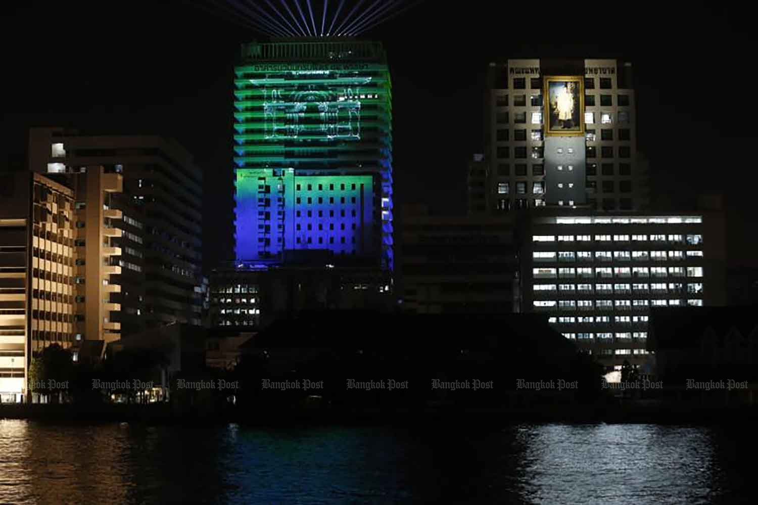 A light projection is seen at Siriraj Hospital, along the Chao Phraya River in January last year. (Photo: Wichan Charoenkiatpakul)