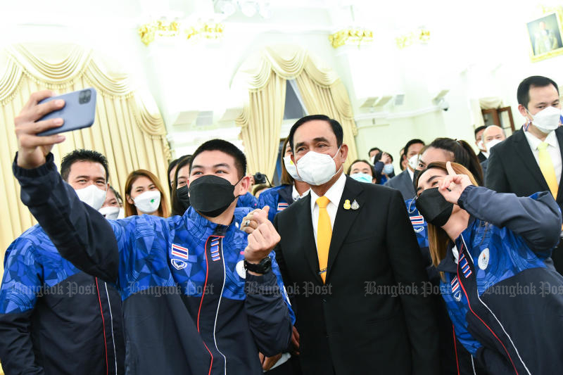 Prime Minister Prayut Chan-o-cha poses for photographs with Thai athletes at Government House, Bangkok, on Friday. The athletes will compete in the 31st SEA Games in Vietnam from May 12 to 23, 2022. (Photo: Government House)