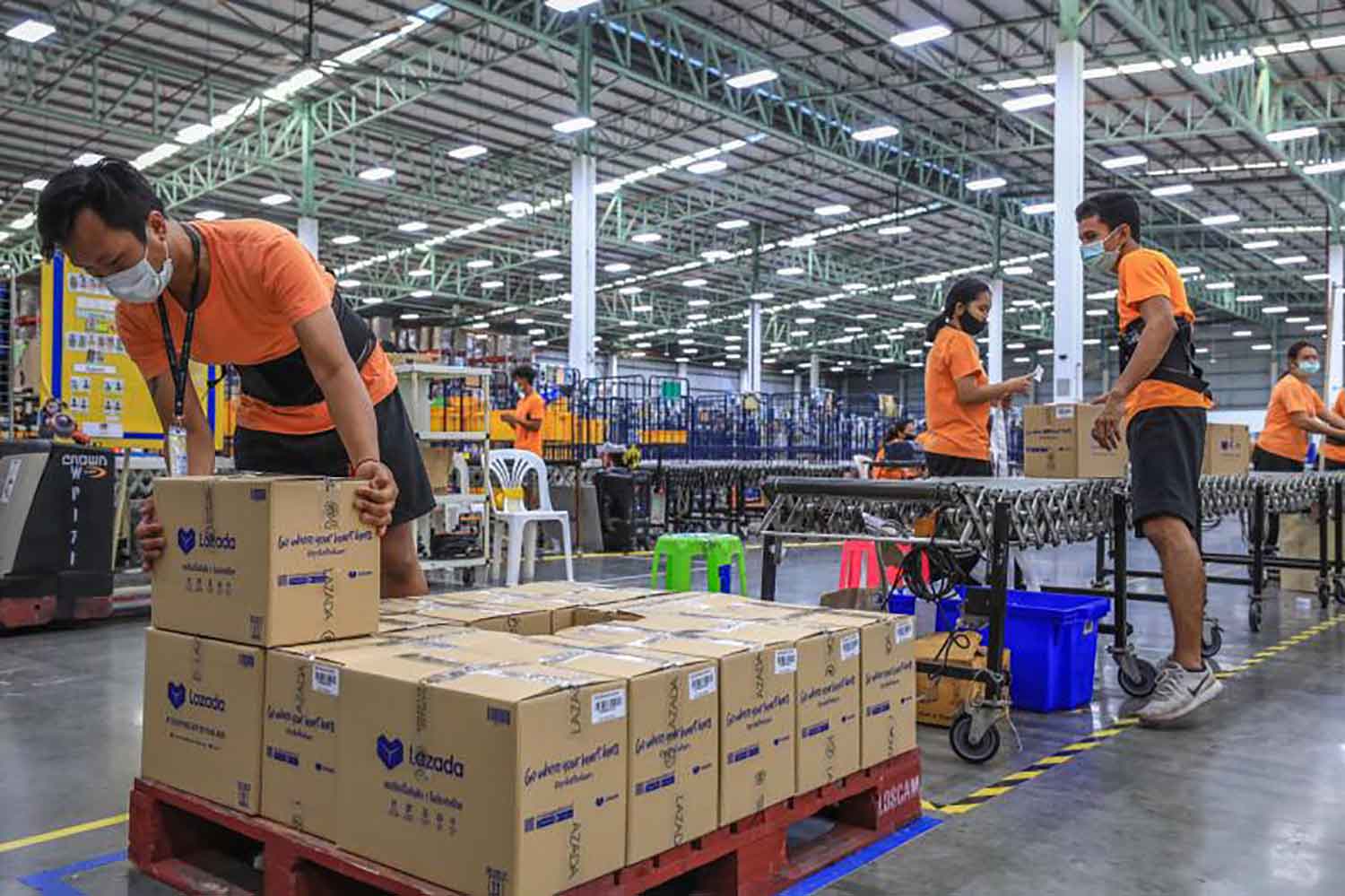 Orders being filled at a Lazada warehouse in Samut Prakan's Bang Phli district. (Photo: Lazada Thailand)