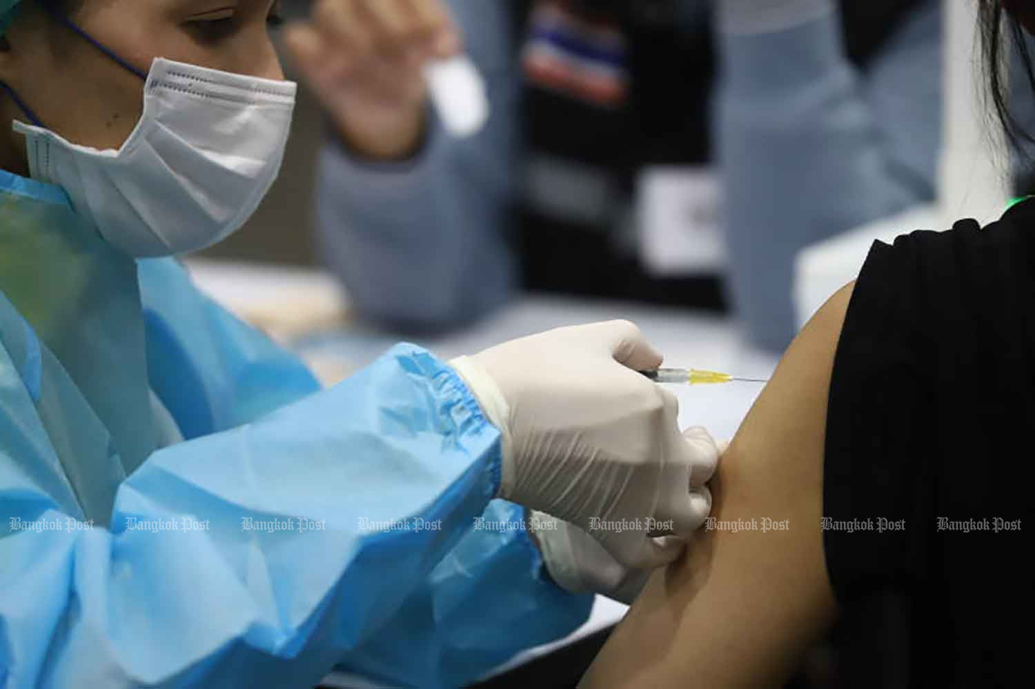 Covid-19 vaccinations continue for young people ahead of the new school term, in Nonthaburi province. (Photo: Nutthawat Wicheanbut)