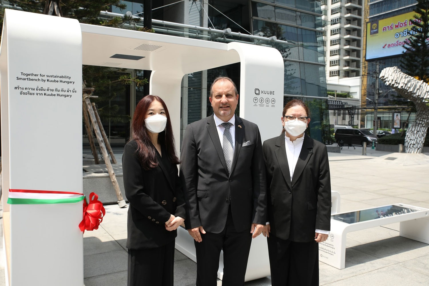 Ms.Chantraporn Chan (left), Managing Director of Frasers Property Commercial Asset Management (Thailand) Company Limited, Ms. Piyawara Bhongse-tong (right), First Senior Vice President, Asset Management of Frasers Property Commercial (Thailand), and H.E. Dr. Sándor Sipos (centre), Ambassador of Hungary to Thailand, standing in front of “KUUBE Plus Smart Bench” at its unveiling ceremony held at Park Ventures Ecoplex. Ms.Chantraporn Chan (left), Managing Director of Frasers Property Commercial Asset Management (Thailand) Company Limited, Ms. Piyawara Bhongse-tong (right), First Senior Vice President, Asset Management of Frasers Property Commercial (Thailand), and H.E. Dr. Sándor Sipos (centre), Ambassador of Hungary to Thailand, standing in front of “KUUBE Plus Smart Bench” at its unveiling ceremony held at Park Ventures Ecoplex.