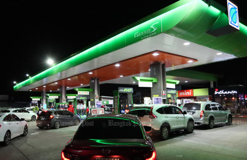 Vehicles queue to refuel at a Bangchak petrol station. The cabinet agreed on Tuesday to cut the excise tax on diesel by 5 baht per litre for two months until July 20 to tame rising inflation and mitigate the impact of high energy prices on consumers. (Photo: Sarot Meksophawannakul)