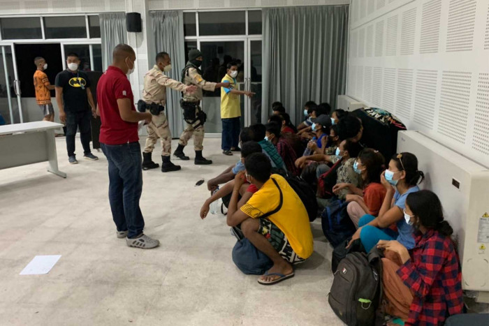 Three truckloads of illegal migrants caught in Narathiwat - Vimarsana News