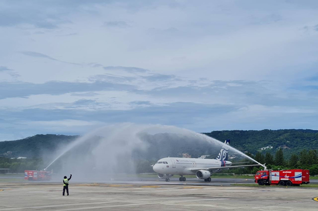 The maiden flight of Cambodia Airways from Phnom Penh is greeted with a water salute after landing at Samui airport on Friday. (Photo by Supapong Chaolan)