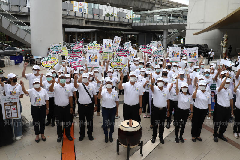 Bangkok Metropolitan Administration staff and representatives of private companies team up yesterday to campaign in popular Bangkok shopping areas to remind residents to cast their ballot in the Bangkok gubernatorial elections on Sunday. (Photo: Nutthawat Wicheanbut)