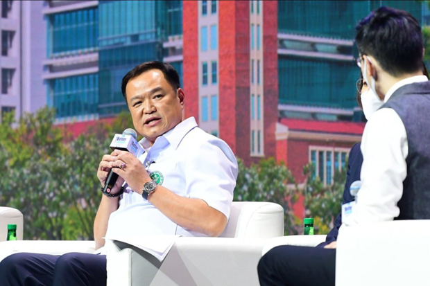 Public Health Minister Anutin Charnvirakul, left, talks at the Better Thailand Open Dialogue forum at the Siam Paragon shopping mall on Friday. (Photo: Anutin Charnvirakul's Facebook account)