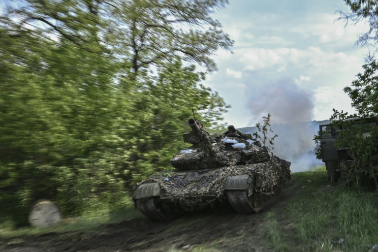 Ukrainian and Russian forces are waging a fierce artillery battle for control of a strategic road running to two besieged cities of the Donbas war zone Ukrainian and Russian forces are waging a fierce artillery battle for control of a strategic road running to two besieged cities of the Donbas war zone