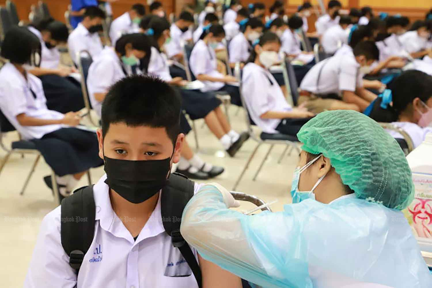 Students are vaccinated against Covid-19 at Samutprakan School in Muang district of Samut Prakan province on Wednesday. (Photo: Somchai Poomlard)