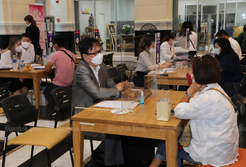 The Legal Execution Department and the Rights and Liberties Protection Department of the Ministry of Justice organise the Debt Mediation Fair at Chaeng Wattana Government Complex in March 2022. (Photo: Apichit Jinakul)