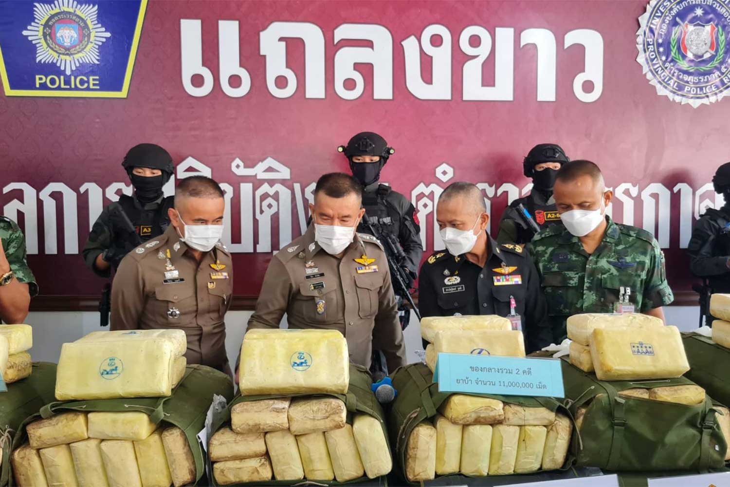 Pol Lt Gen Piya Tawichai, commissioner of Provincial Police Region 5, and other senior police announce the seizure of 11 million speed pills from three abandoned pickup trucks in Muang and Chiang Khong districts, Chiang Rai. (Photo: Provincial Police Region 5 Facebook)