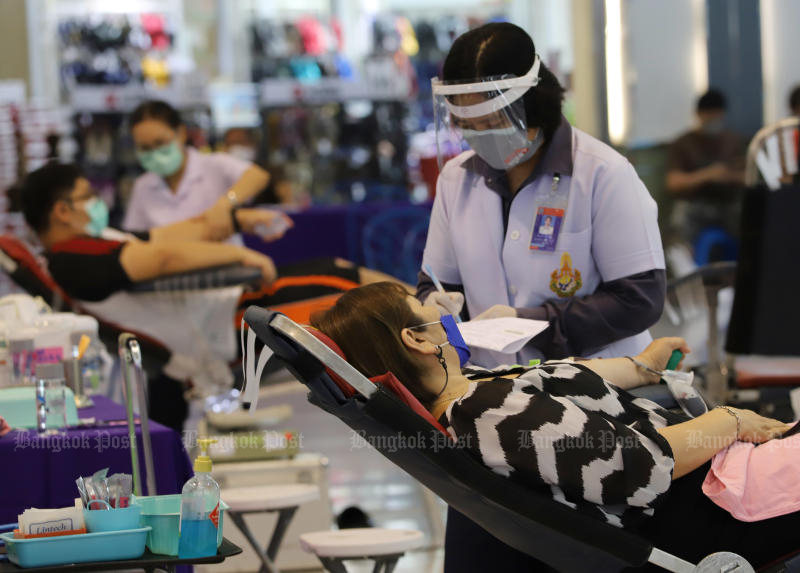 People wearing protective masks donate blood at Zeer Rangsit shopping mall in Pathum Thani province on Friday. (Photo: Apichit Jinakul)